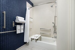 Ensemble baignoire-douche, articles de toilette (gratuits)
