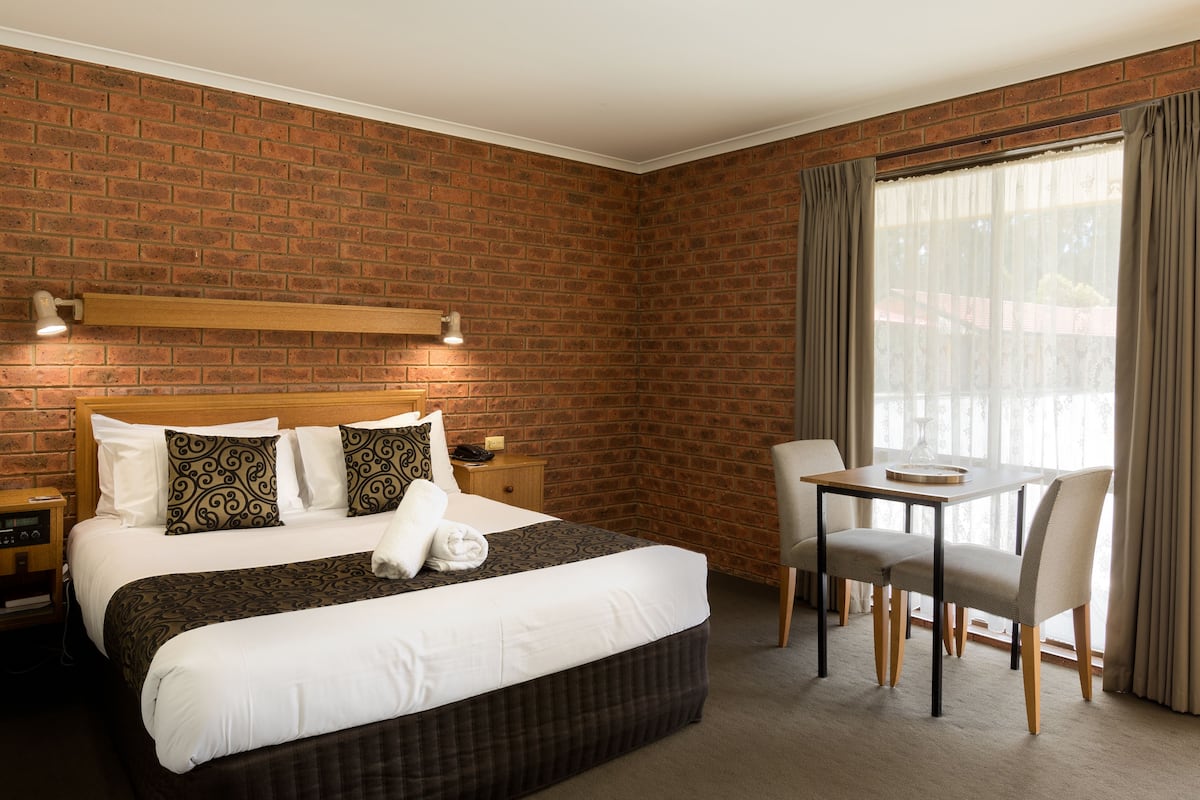 Deluxe Süit, 1 Yatak Odası, Sigara İçilmez (Deluxe Disabled Suite) | Masa, güneşlik/perde, ütü/ütü masası, ücretsiz kablosuz İnternet