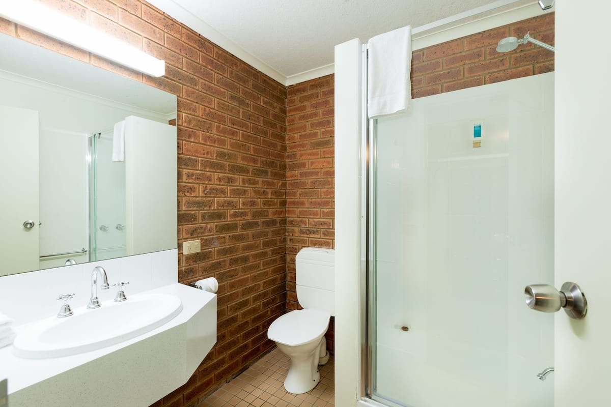 Standard Süit, 2 Yatak Odası, Sigara İçilmez (Suite) | Masa, güneşlik/perde, ütü/ütü masası, ücretsiz kablosuz İnternet