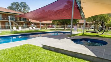 Udendørs pool, åben fra kl. 08.00 til kl. 21.00, liggestole