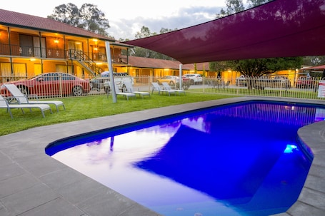 Piscine extérieure, chaises longues