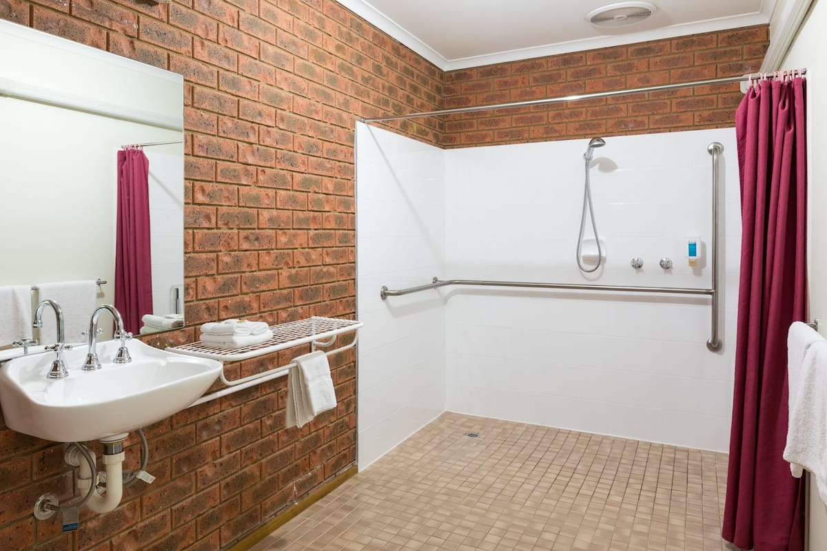 Deluxe Süit, 1 Yatak Odası, Sigara İçilmez (Deluxe Disabled Suite) | Banyo duşu