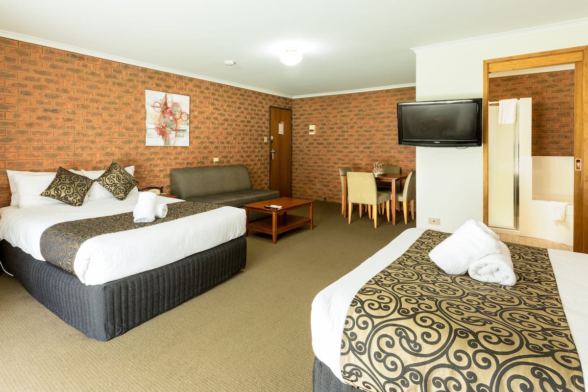 Family Ortak Ranzalı Oda, Sigara İçilmez, Sıcak Su Küveti (Family Spa Suite) | Masa, güneşlik/perde, ütü/ütü masası, ücretsiz kablosuz İnternet