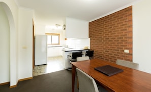 Standard-sviitti, useita makuuhuoneita, tupakointi kielletty, keittiö (3 Bedroom S/C Apartment) | Työpöytä, pimennysverhot, silitysrauta/-lauta, ilmainen Wi-Fi
