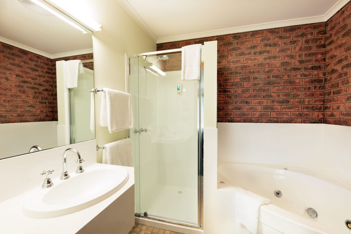 Family Ortak Ranzalı Oda, Sigara İçilmez, Sıcak Su Küveti (Family Spa Suite) | Banyo | Saç kurutma makinesi, havlu