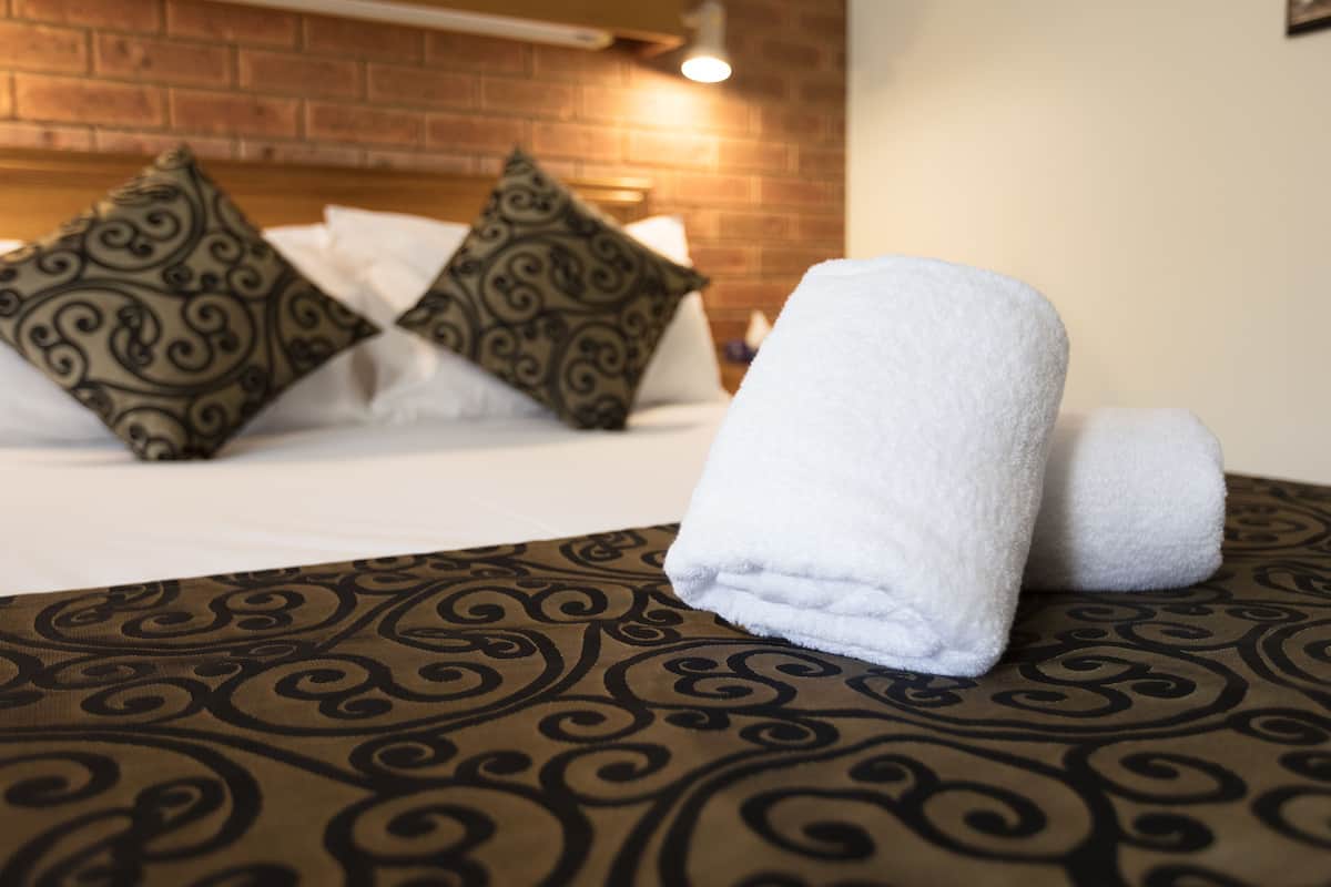 Masa, güneşlik/perde, ütü/ütü masası, ücretsiz kablosuz İnternet