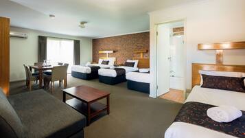 Fællessovesal til familie - ikke-ryger (Family 7) | Skrivebord, mørklægningsgardiner, strygejern/strygebræt, gratis Wi-Fi