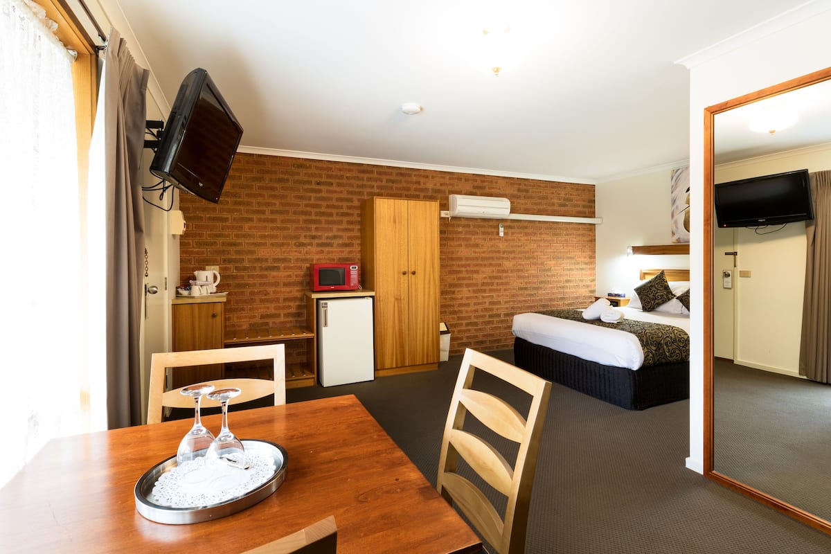 Executive Ortak Ranzalı Oda, Sigara İçilmez, Balkon (Executive Spa Suite) | Masa, güneşlik/perde, ütü/ütü masası, ücretsiz kablosuz İnternet