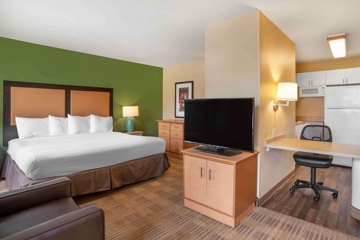 Deluxe Studio, 1 King Bed with Sofa bed, Non Smoking | Desk, laptop workspace, blackout curtains, iron/ironing board