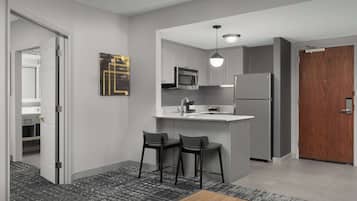 Standaard suite | Privékeuken | Een koelkast, een magnetron, een kookplaat, een vaatwasser