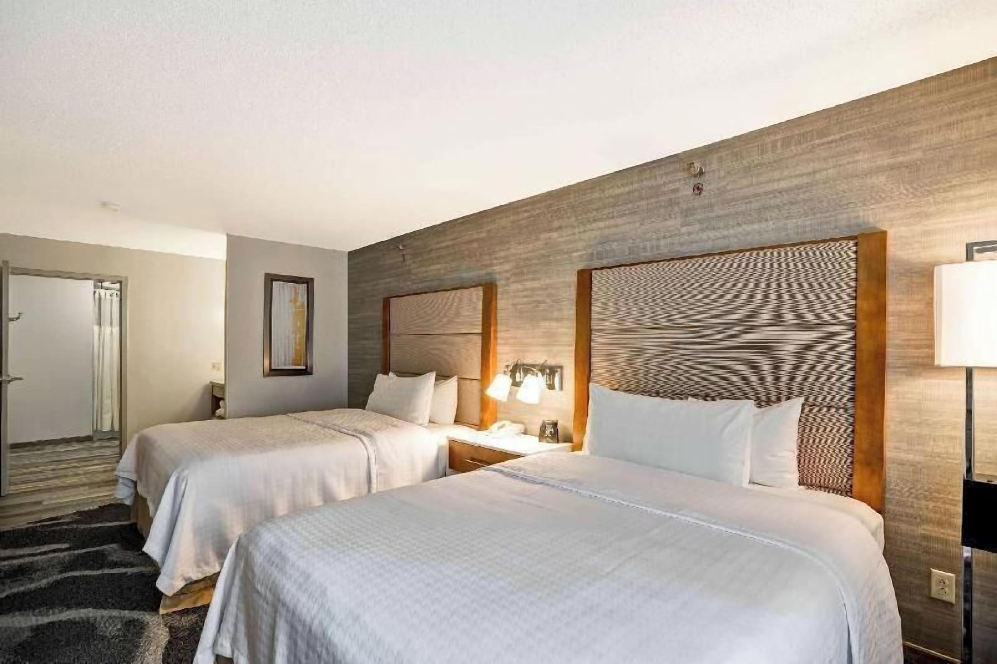Ropa de cama hipoalergénica y tabla de planchar con plancha 