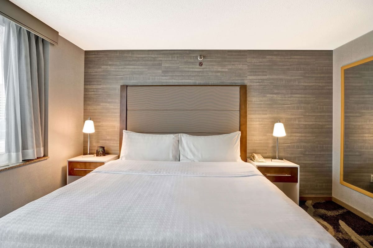 Ropa de cama hipoalergénica y tabla de planchar con plancha