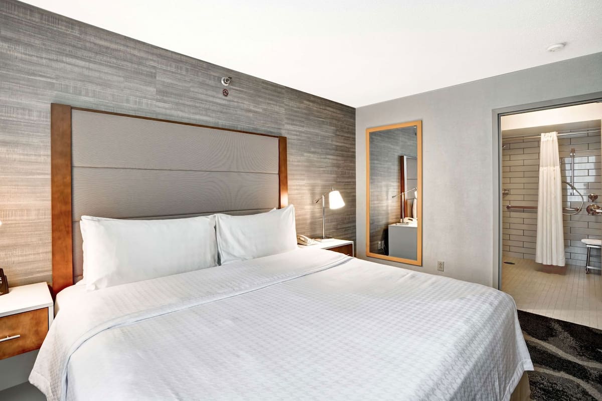 Ropa de cama hipoalergénica y tabla de planchar con plancha