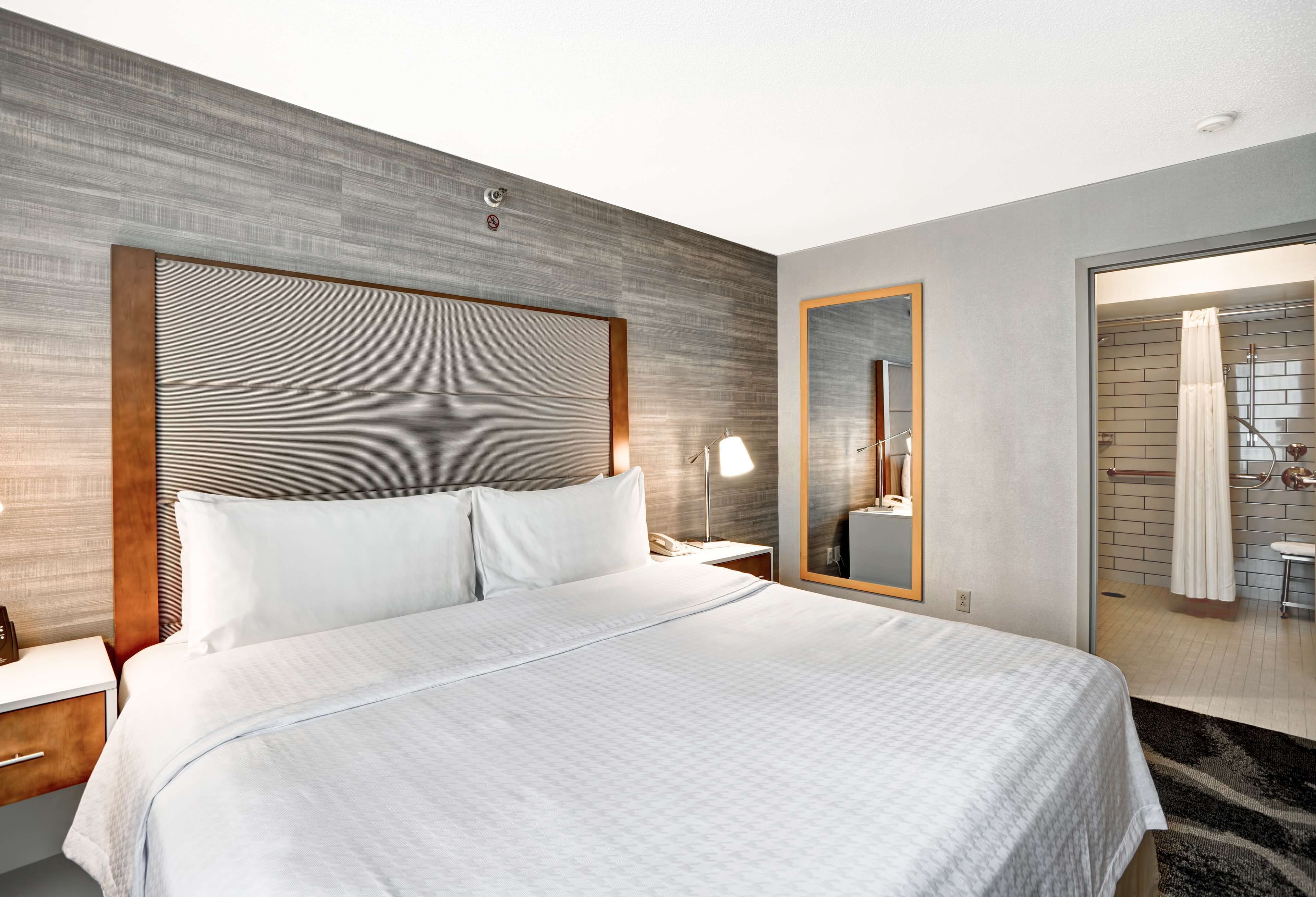 Ropa de cama hipoalergénica y tabla de planchar con plancha 