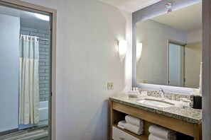 Gratis toiletartikelen, een haardroger, handdoeken
