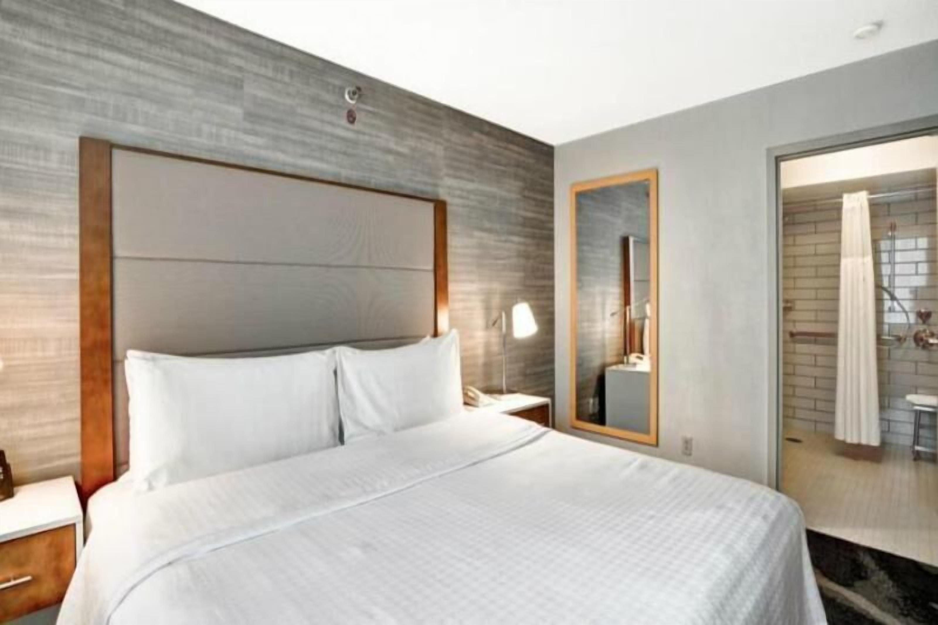 Ropa de cama hipoalergénica y tabla de planchar con plancha 