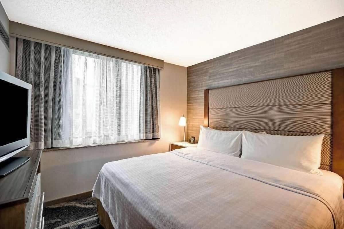Ropa de cama hipoalergénica y tabla de planchar con plancha