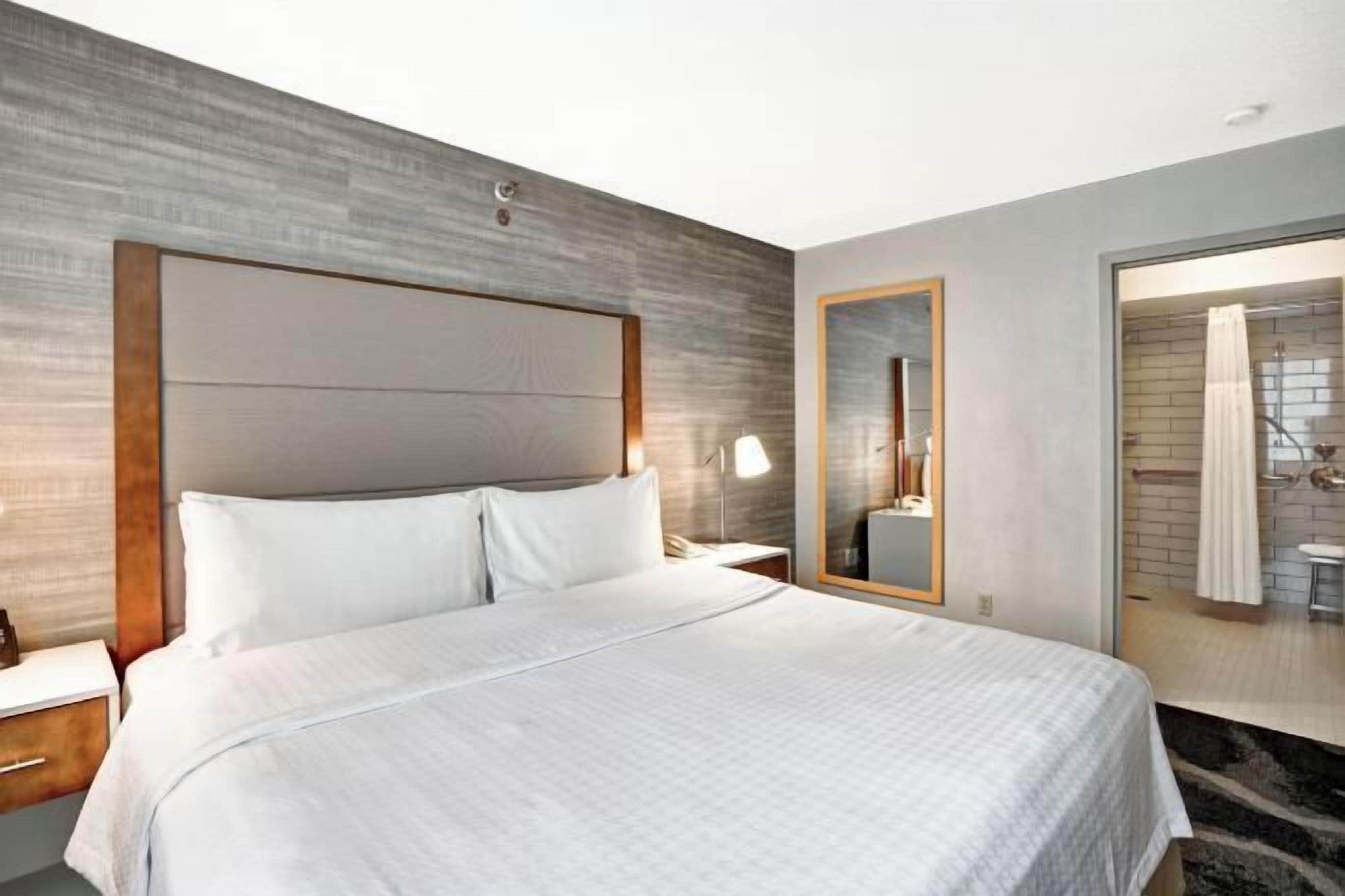 Hypo-allergenic bedding, iron/ironing board, free WiFi, bed sheets