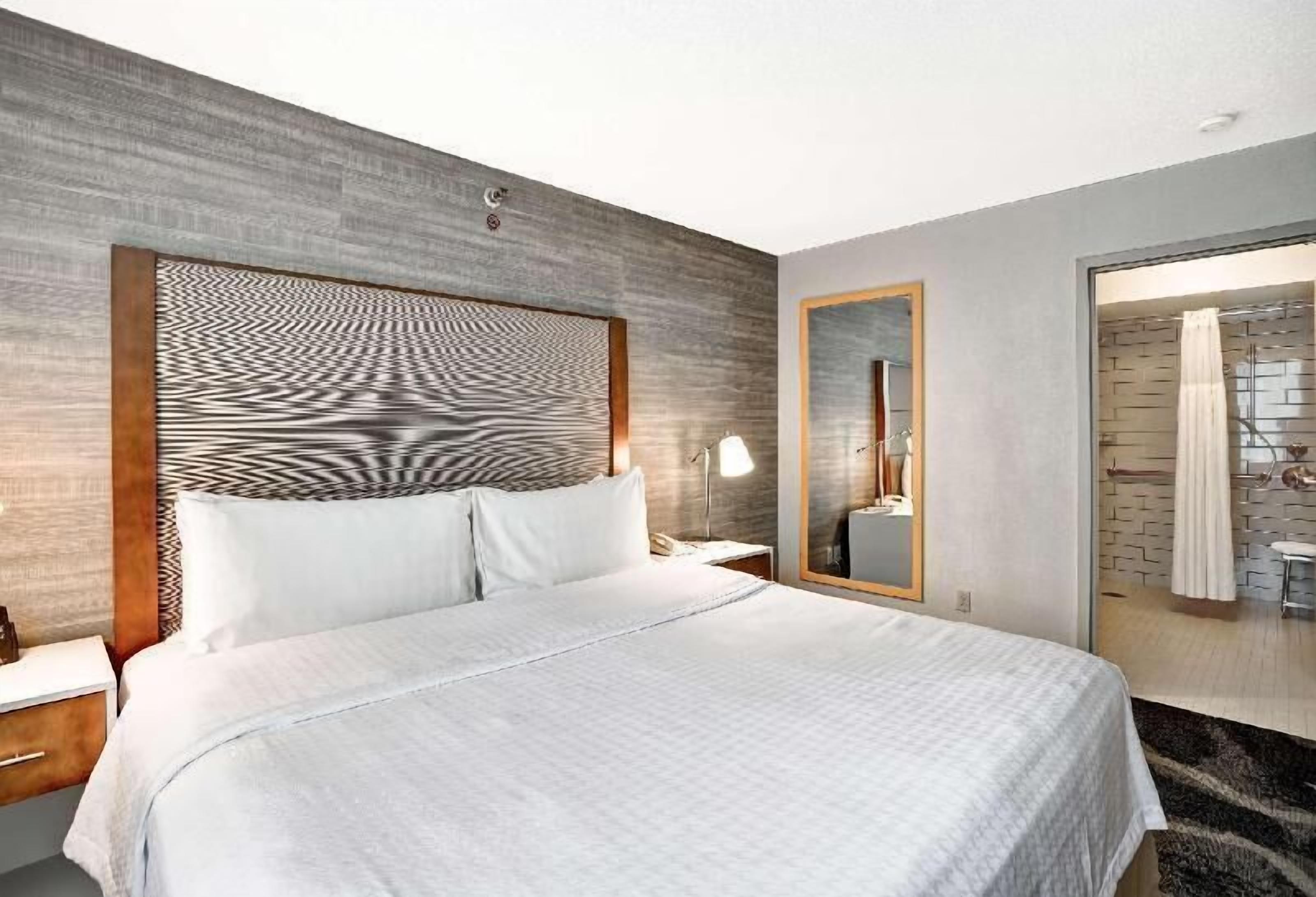 Ropa de cama hipoalergénica y tabla de planchar con plancha 