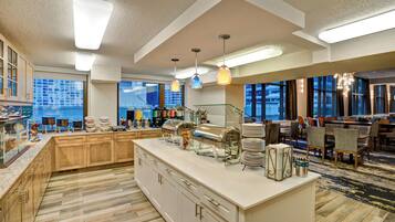 Café da manhã com buffet grátis todos os dias