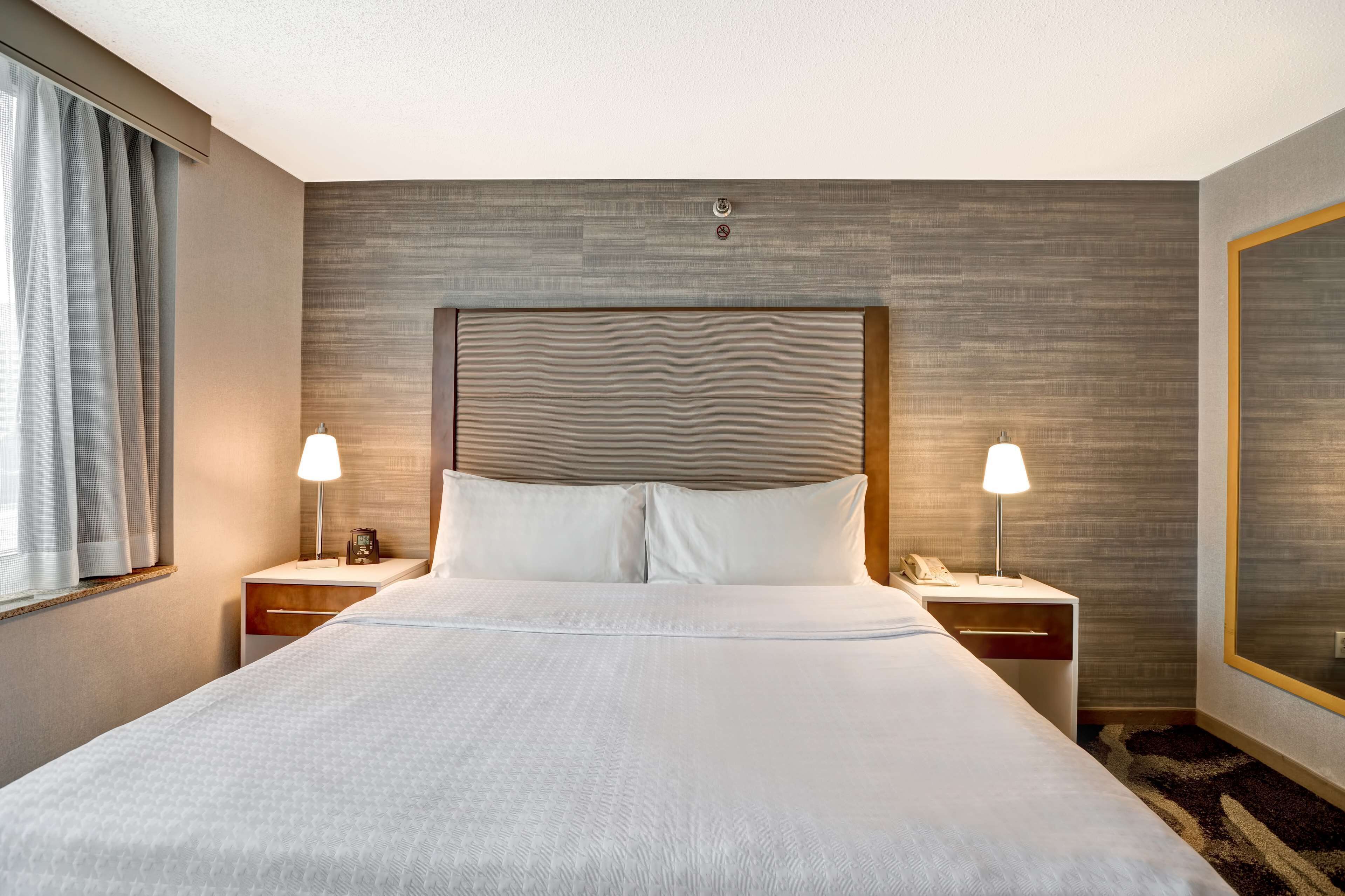 Ropa de cama hipoalergénica y tabla de planchar con plancha 