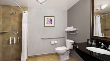 Un baño moderno con ducha, inodoro y lavabo.