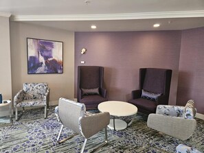 Lobby sitting area - Hilton Garden Inn Calgary Airport (Calgary)