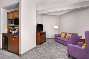 客房 | 起居区 | 37-英寸液晶电视（配备有线频道）、电视、MP3 基座