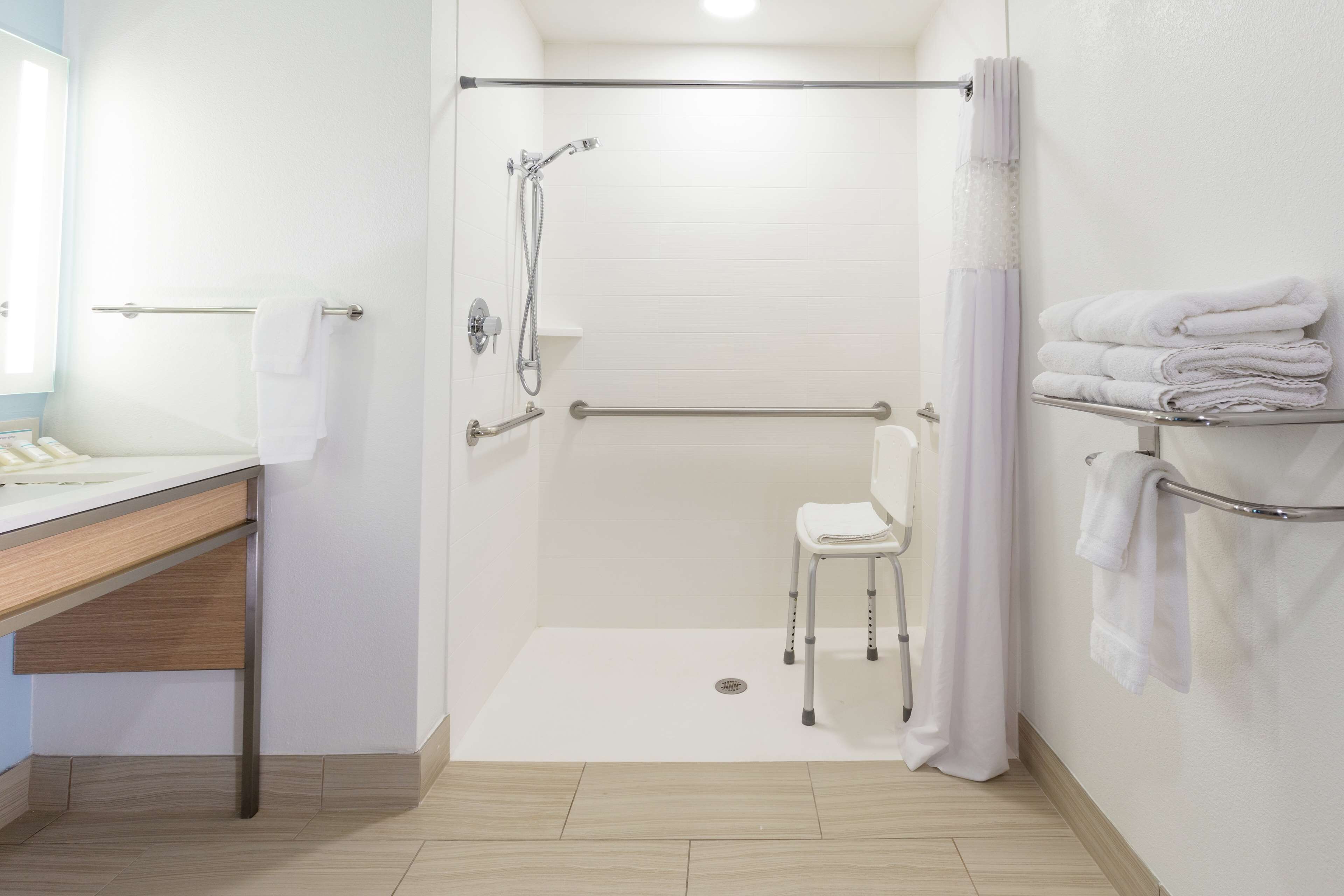 Une salle de bain moderne équipée d’une douche, de toilettes et d’un lavabo.
