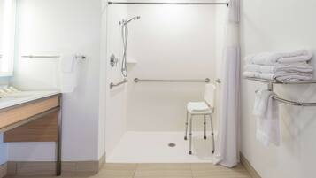 Une salle de bain moderne équipée d’une douche, de toilettes et d’un lavabo.