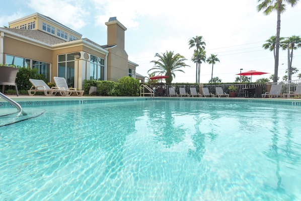 Una piscina al aire libre