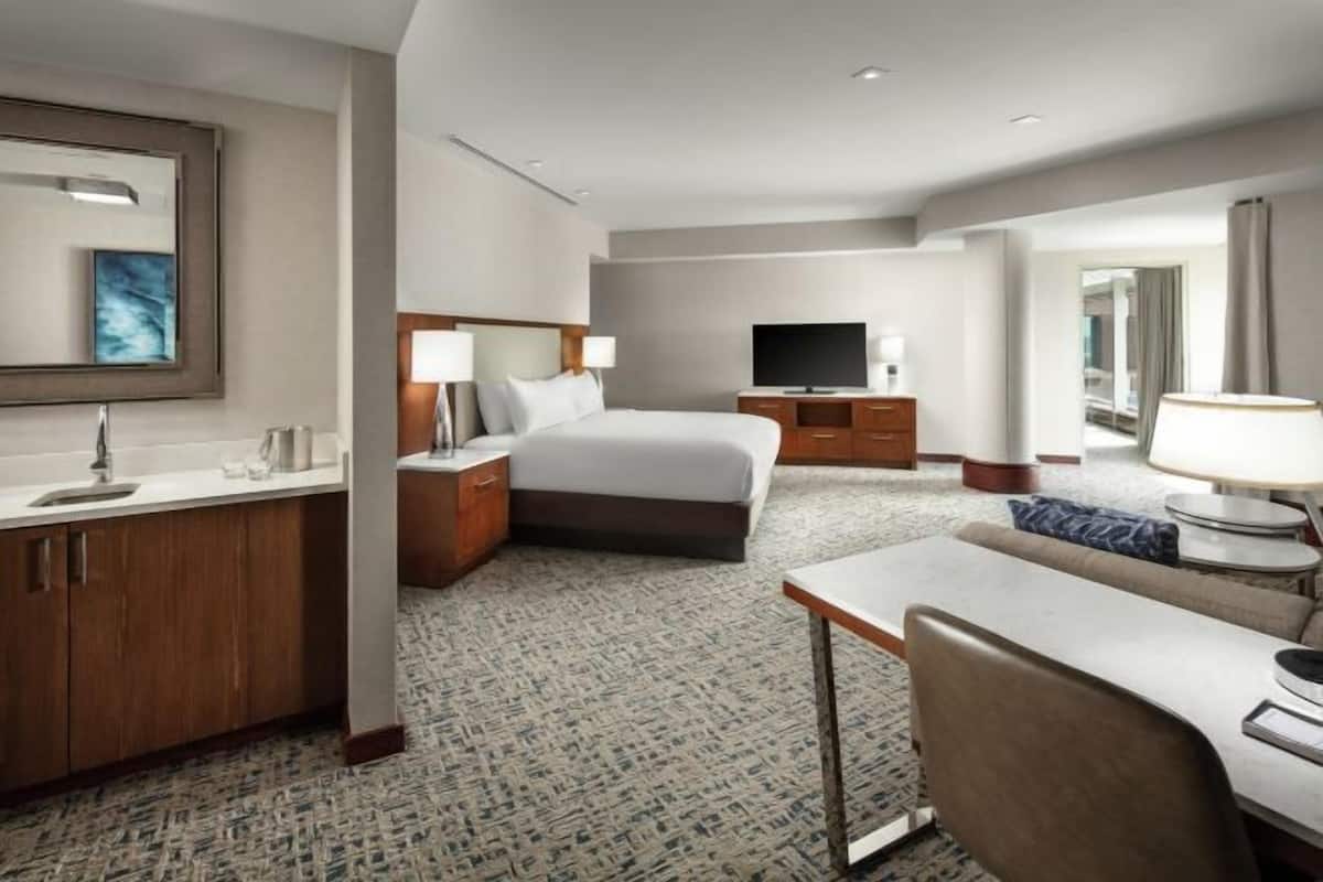 Hypo-allergenic bedding, in-room safe, desk, laptop workspace