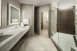 Junior Suite, 1 King Bed | Bathroom shower - Hilton Boston Logan Airport (Boston)