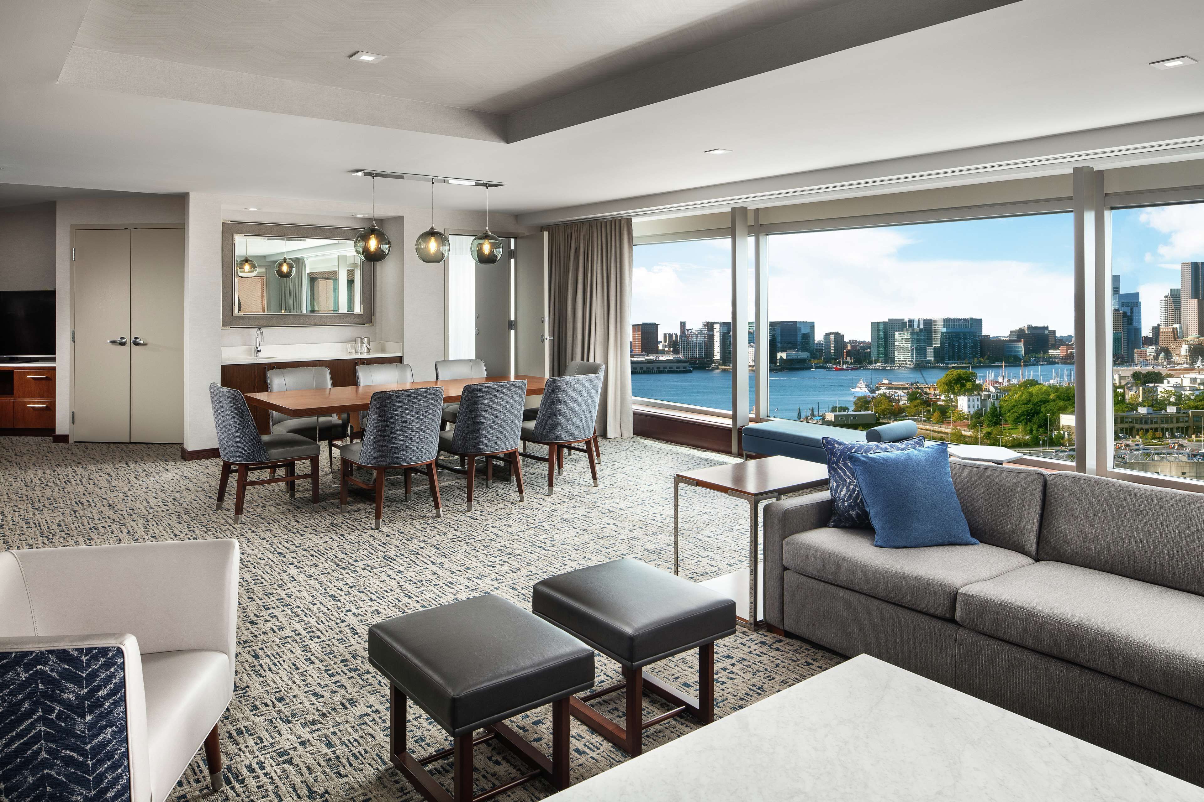 Phòng Suite Executive | Bộ đồ giường kháng dị ứng, két bảo mật tại phòng, bàn 