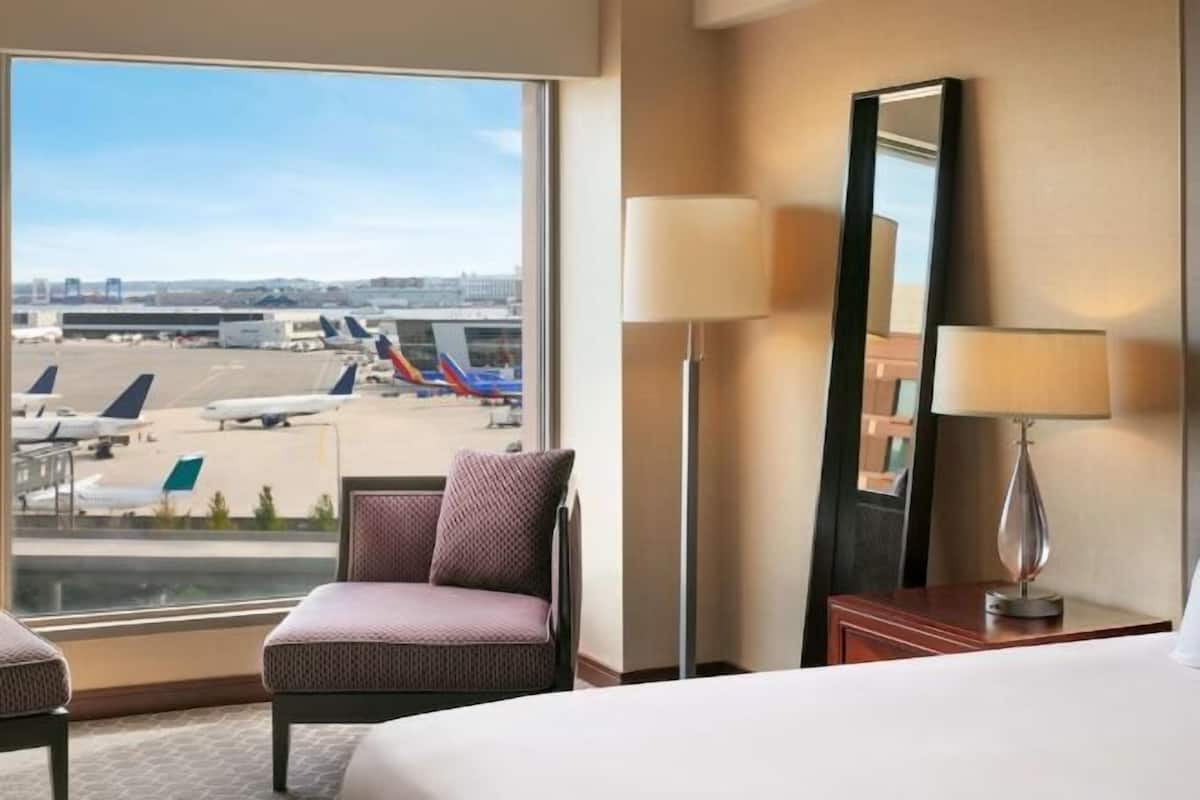 Hypo-allergenic bedding, in-room safe, desk, laptop workspace