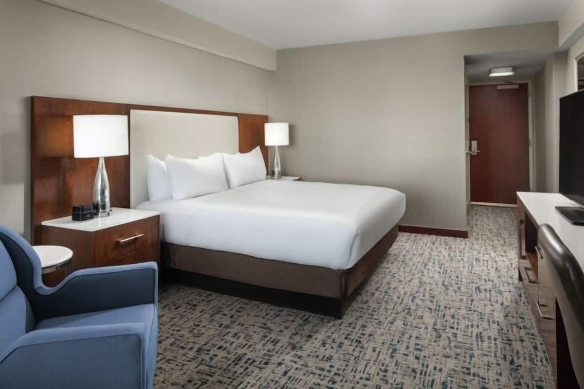 Hypo-allergenic bedding, in-room safe, desk, laptop workspace