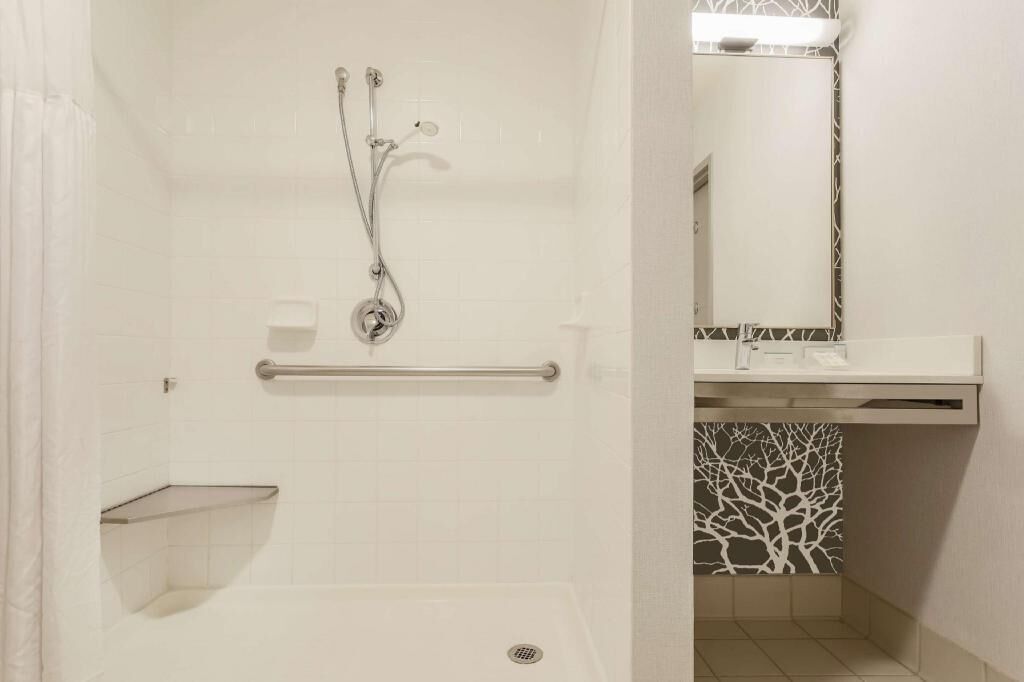 Badkamer | Een bad/douchecombinatie, gratis toiletartikelen, een haardroger