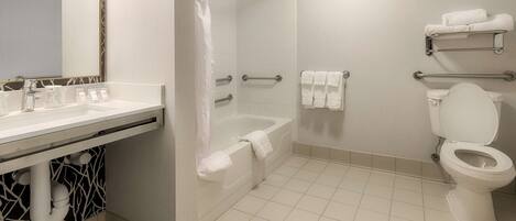 Un baño moderno con bañera, inodoro y lavamanos.