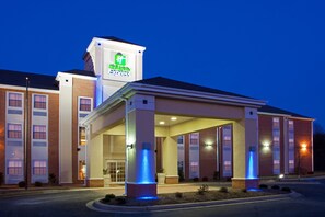 Exterior - Holiday Inn Express Prince Frederick by IHG (Prince Frederick)