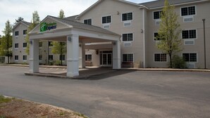 Holiday Inn Express -hotelli, jossa on katettu sisäänkäynti, useita ikkunoita ja pysäköintialue.