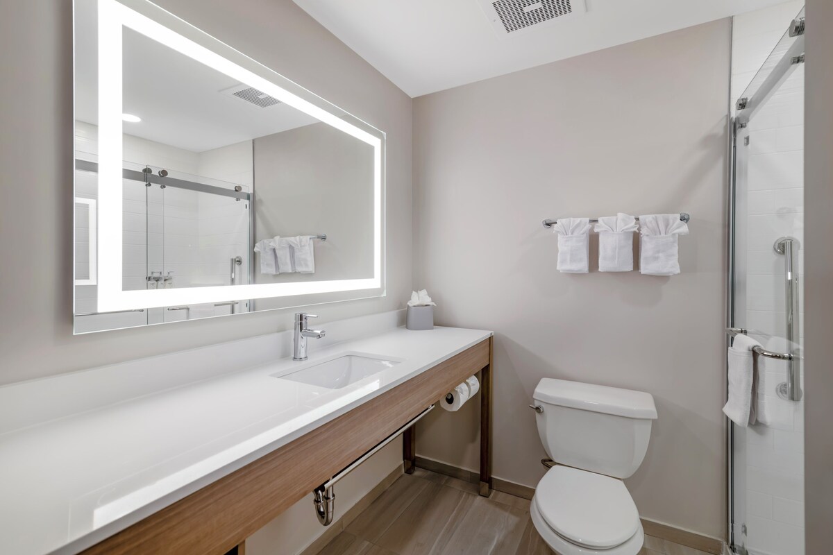 Standard Room, 1 King Bed | Bathroom | Combined shower/bathtub, free toiletries, hair dryer, towels