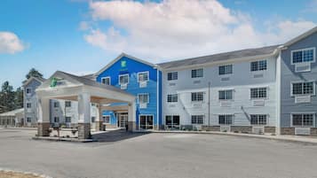 Un bâtiment de l’hôtel Holiday Inn Express doté d’un espace extérieur abrité et surplombant un ciel dégagé.