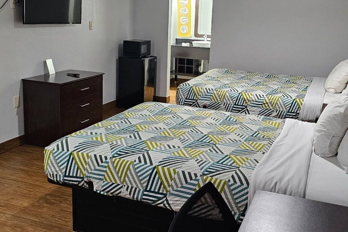 Deluxe Room, 2 Katil Ratu (Queen), Non Smoking, Refrigerator & Microwave | Meja, ruang kerja komputer riba, langsir/tirai gelap terus