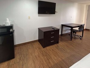 Desk, laptop workspace, blackout curtains, free WiFi - Motel 6 Denham Springs, LA (Denham Springs)
