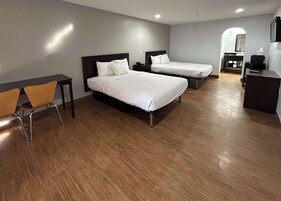 Escritorio, espacio para trabajar con laptop y cortinas blackout 