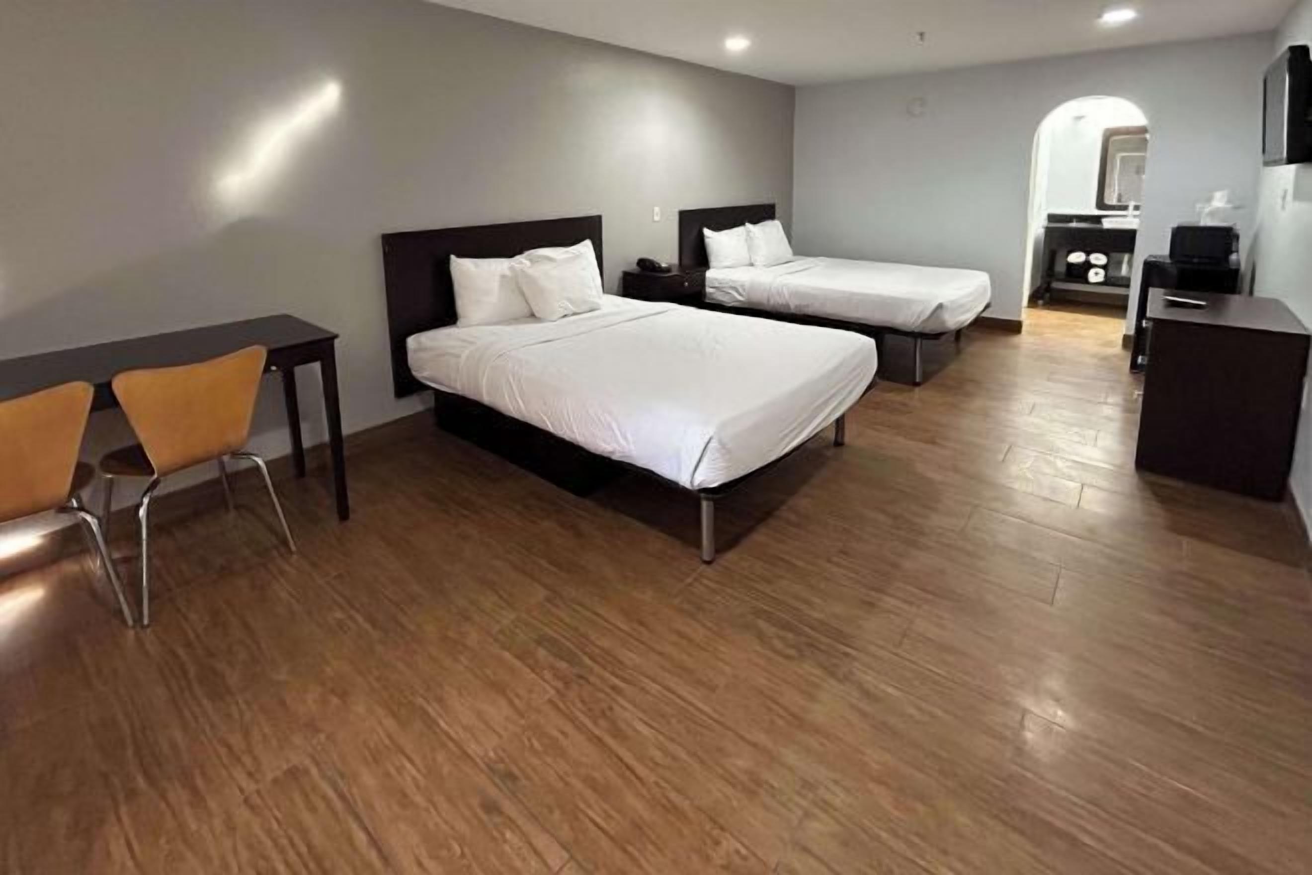 Escrivaninha, espaço de trabalho para notebook, cortinas blackout