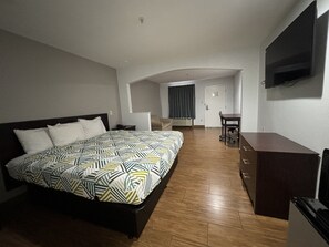 办公桌、笔记本电脑工作区、遮光窗帘、免费 WiFi