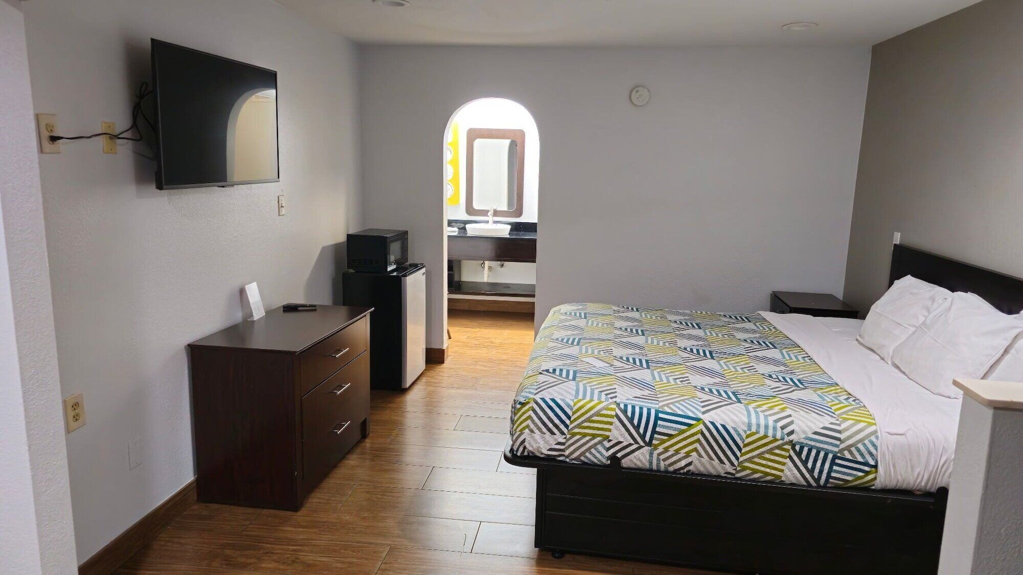 مكتب ومساحة عمل للكمبيوتر المحمول وستائر تعتيم وواي فاي مجانًا