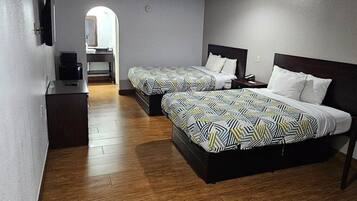 Escritorio, espacio para trabajar con un portátil, cortinas opacas