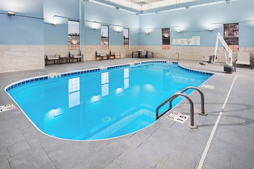 Holiday Inn Express Cleveland Airport - Brookpark by IHG